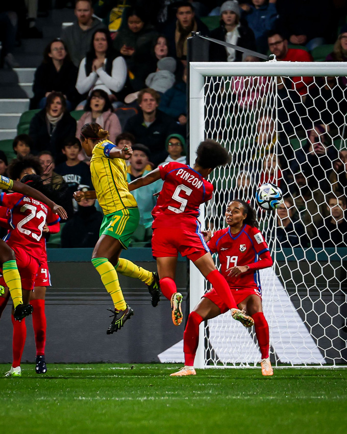 Đội trưởng Allyson Swaby đánh đầu ghi bàn duy nhất trận Panama vs Jamaica