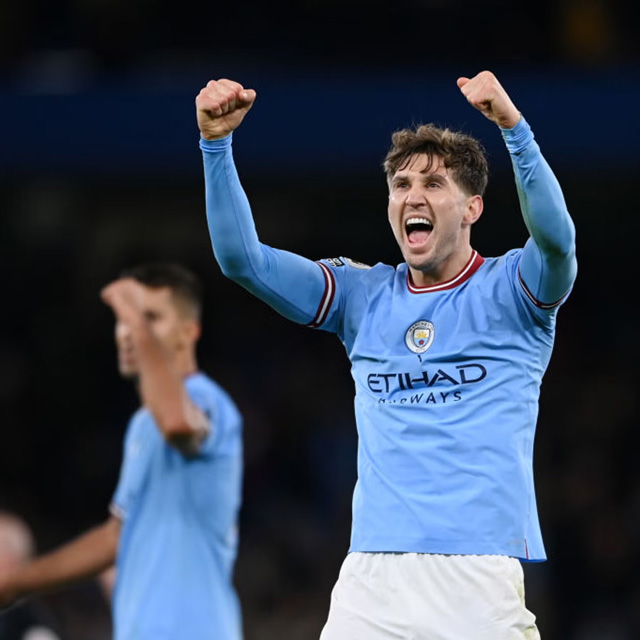 John Stones đang “biến hình” tại Man City