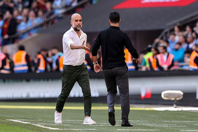 Pep Guardiola (áo trắng) chỉ trích quy định mới của bóng đá Anh đối với thời gian bù giờ