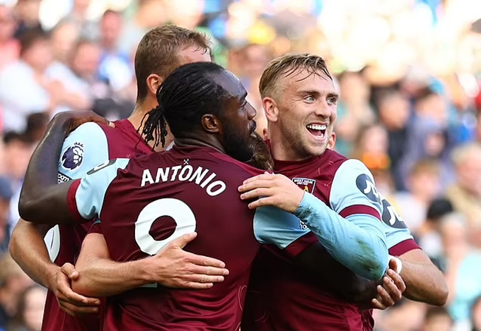 West Ham xuất sắc đánh bại Brighton để vươn lên dẫn đầu BXH