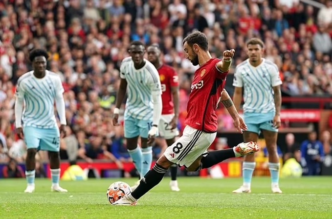 Fernandes "nhảy múa" trước hàng thủ của Nottingham Forest.