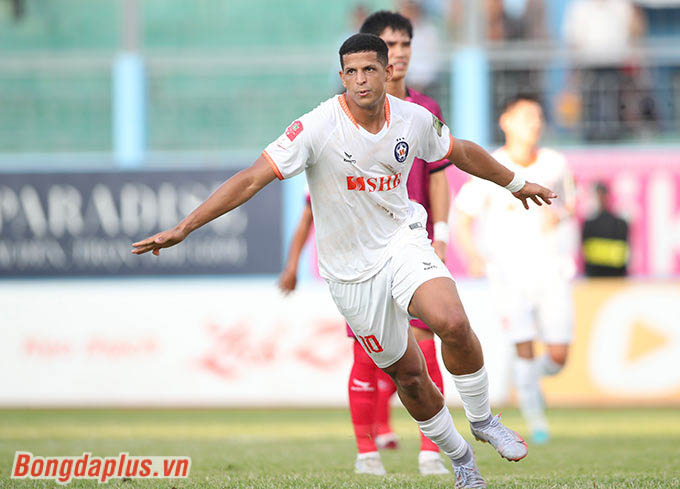 Lucao hoàn tất hat-trick của mình. Đáng nói, trước khi Lucao ghi 3 bàn trước Khánh Hòa, SHB Đà Nẵng chỉ có vỏn vẹn 8 lần chọc thủng lưới đối phương xuyên suốt 17 trận đấu