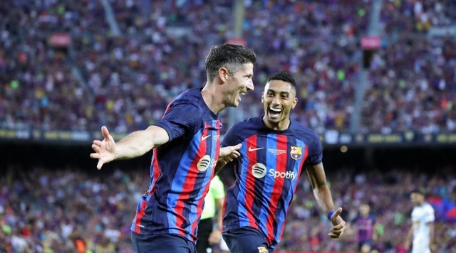 Lewy (trái) sẽ giúp Barca đại thắng trước Getafe!