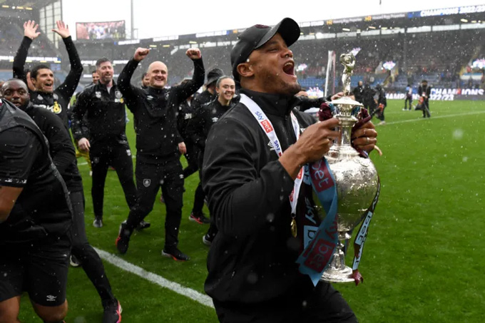 Kompany giúp Burnley vô địch Championship mùa trước và giành suất trở lại Premier League