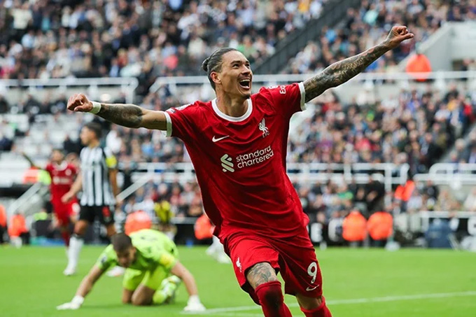 Liverpool ngược dòng thắng Newcastle dù thi đấu thiếu người