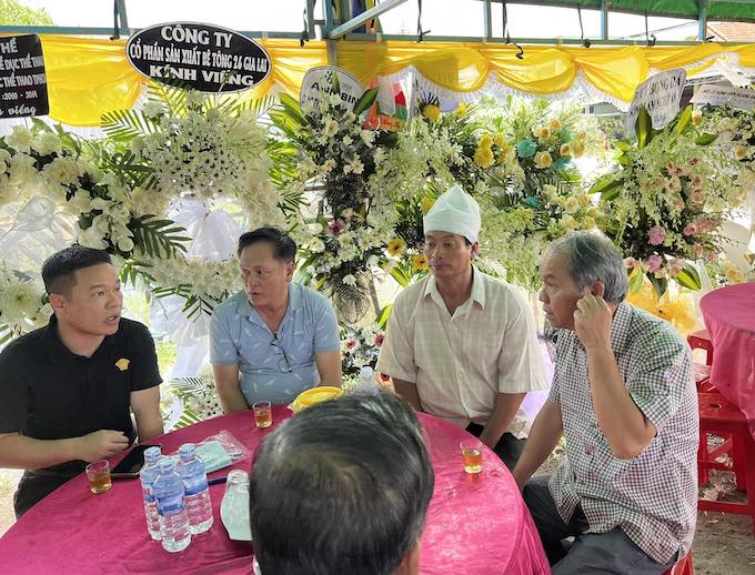 Do bệnh nặng nên mẹ của bác sĩ Trí không thể có mặt, cha của anh (nón trắng) phải lo mọi việc. Ảnh: Tuấn Thành