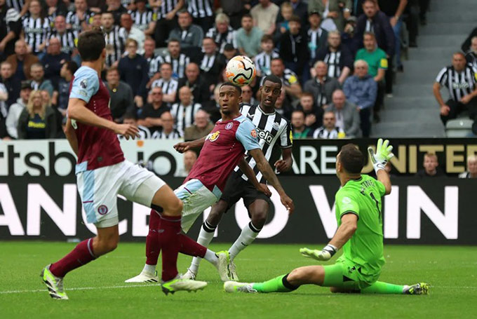 Isak lập cú đúp cho Newcastle