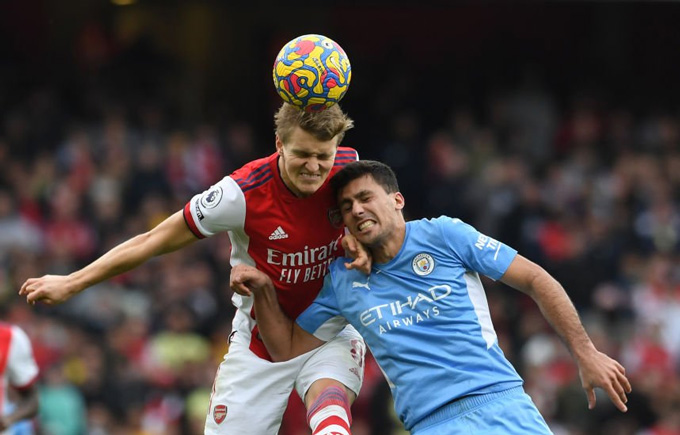 Odegaard (trái) và Rodri đều là trụ cột nơi hàng tiền vệ của Arsenal và Man City