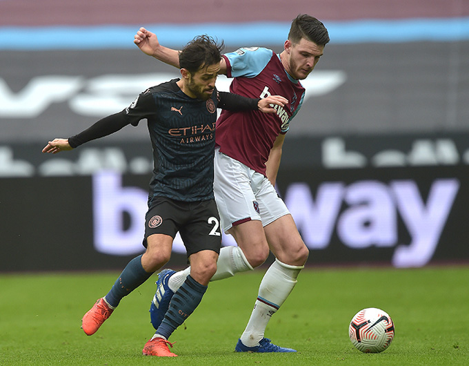 Rice (phải) từng nhiều lần đối đầu Bernardo trong màu áo West Ham