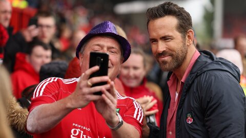 Ryan Reynolds sướng điên khi Wrexham thắng luân lưu