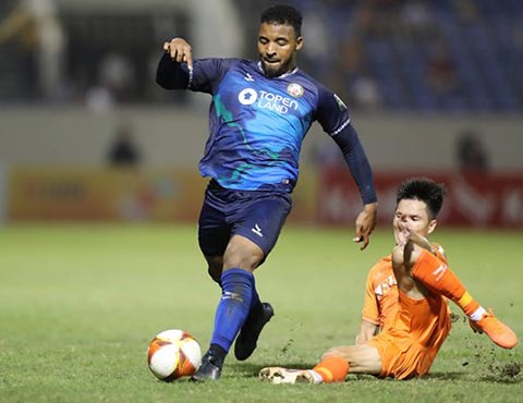 Tiền đạo Rafaelson đã trở thành nỗi ám ảnh lớn với mọi hàng thủ V.League 2023 nhờ tài săn bàn thượng hạng