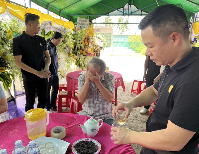 Ông bầu Đoàn Nguyên Đức chia sẻ với gia đình bác sĩ Trọng Trí. Ảnh Tuấn Thành