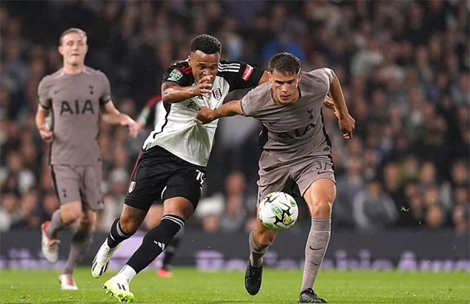 Tottenham (áo be xám) bị loại ngay từ vòng 2 League Cup mùa này