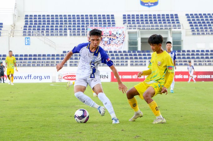 Pha tranh bóng giữa cầu thủ U15 HL Hà Tĩnh (áo vàng) và U15 SLNA. Ảnh: Trung Đăng