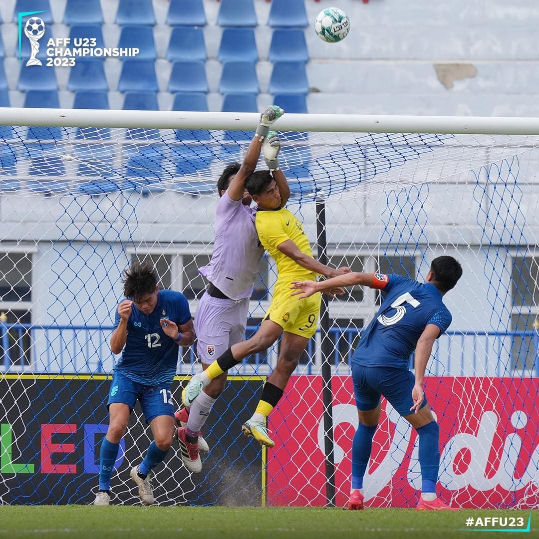 U23 Thái Lan (áo xanh) giành HCĐ U23 Đông Nam Á sau khi đánh bại Malaysia trên chấm luân lưu 11m