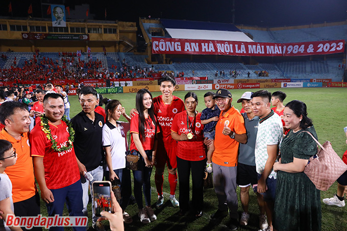 Văn Hậu vô địch V.League 2 năm liên tiếp với 2 CLB khác nhau - Ảnh: Đức Cường