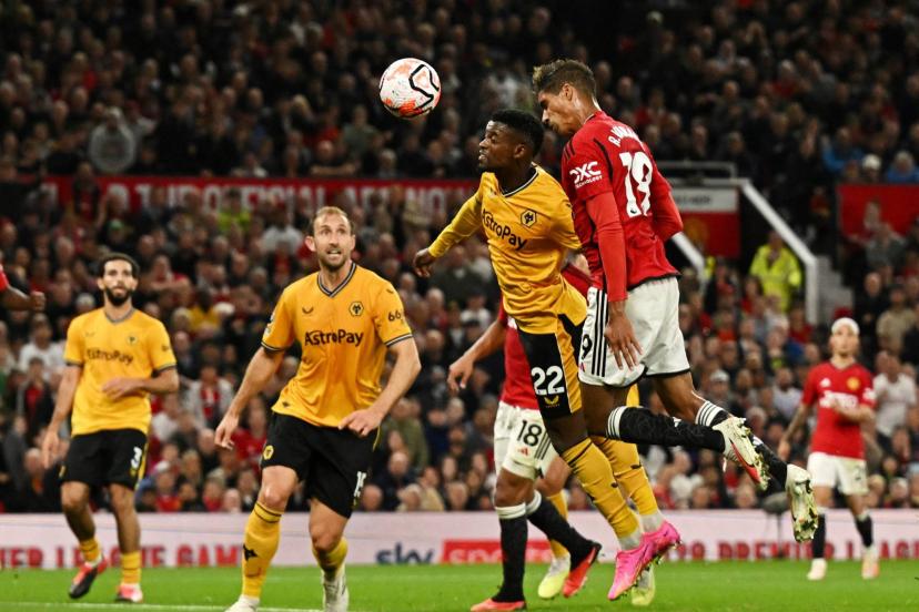 Varane lạnh lùng đánh đầu vào lưới Wolves ghi bàn thắng trị giá 3 điểm cho MU