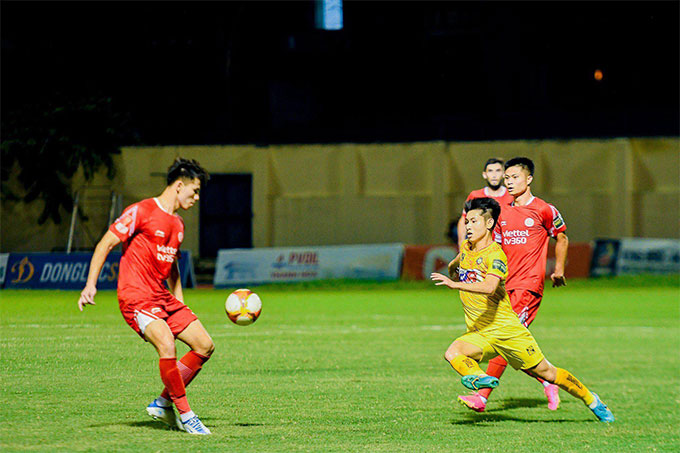 Thanh Bình (phải) là người ghi bàn duy nhất của trận đấu - Ảnh: Đức Cường