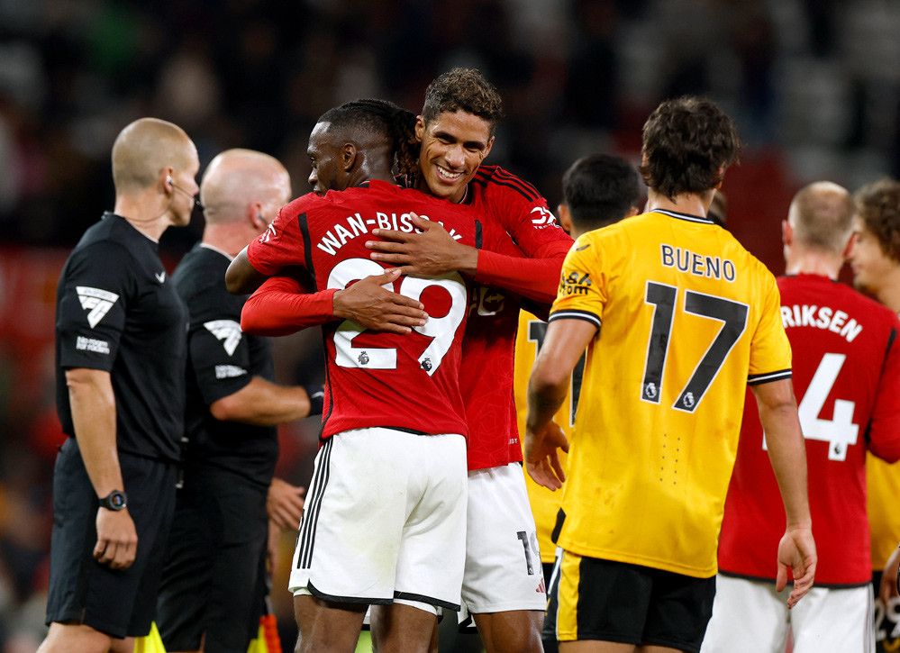 Wan-Bissaka và Varane là 2 cầu thủ đã cứu cả hàng công của MU