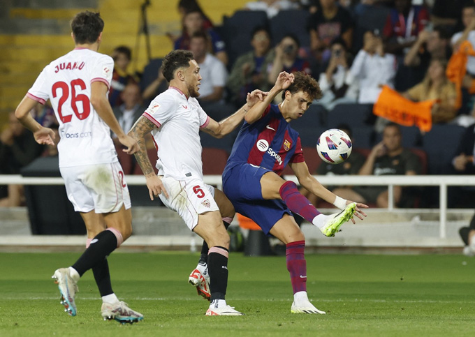 Barca đang đối mặt với những bão táp ngoài sân cỏ