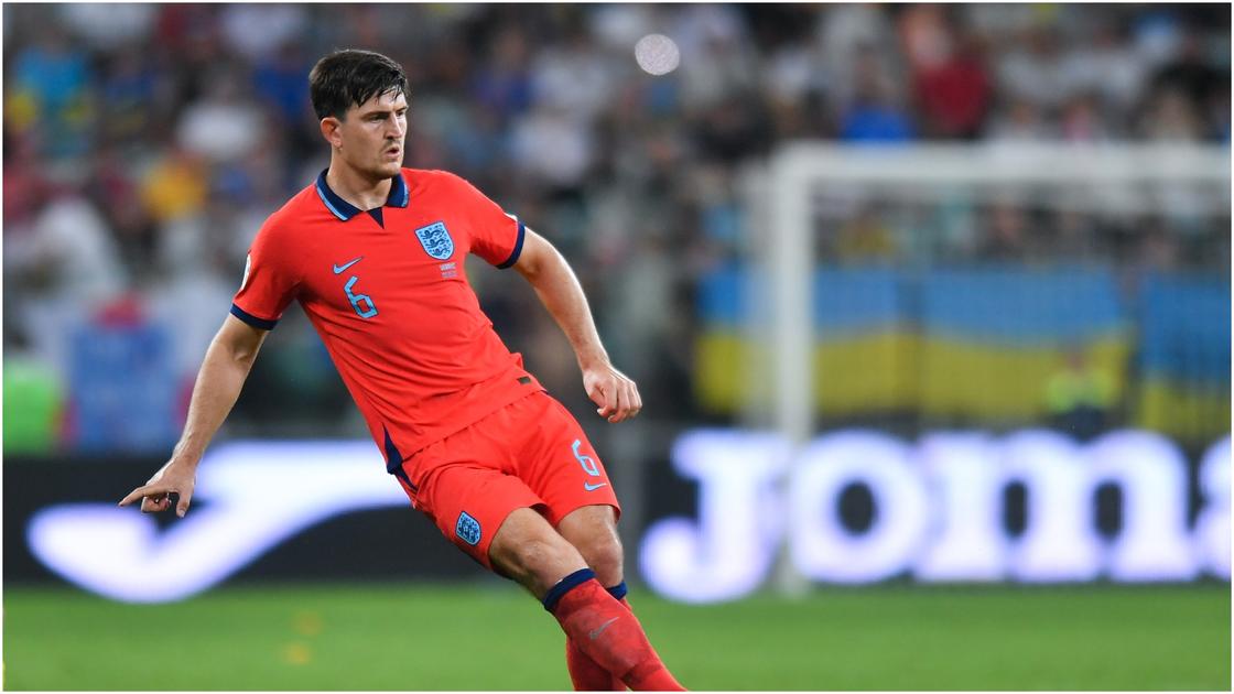 Harry Maguire đã cản đồng đội để Zinchenko ghi bàn cho Ukraine.