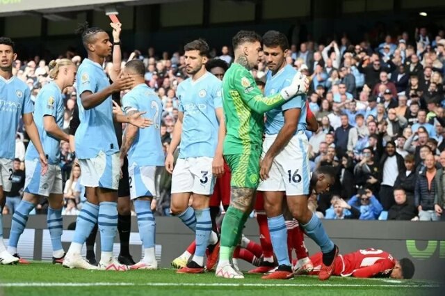 Không có Rodri trên sân, lối đá của Man City xộc xệch