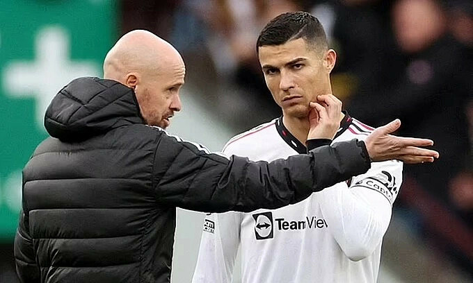 Ten Hag đã tận tình tiễn Ronaldo ra khỏi cửa hậu của MU