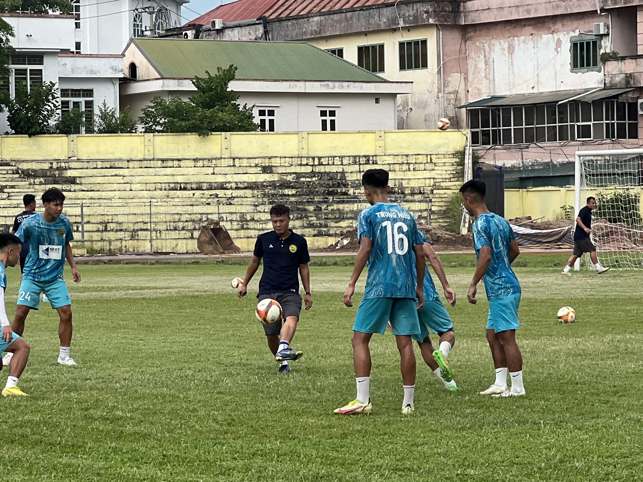 Thành Lương có buổi tập đầu tiên trên cương vị HLV trưởng của Hòa Bình FC - Ảnh: Song Anh