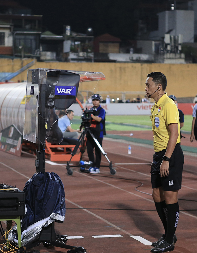 VAR sẽ được sử dụng tối đa 4/7 trận trong giai đoạn đầu tại V.League 2023/2024 - Ảnh: Đức Cường