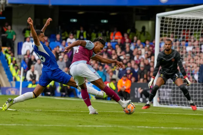 Watkins đánh bại Sanchez ở cự ly gần để ghi bàn duy nhất trận Chelsea vs Aston Villa