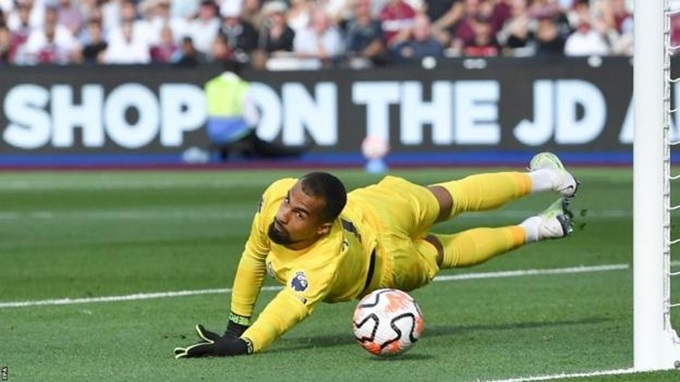 Robert Sanchez chưa thể đem lại an toàn cho khung thành Chelsea