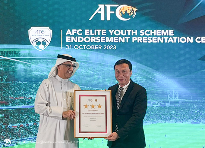 Chủ tịch AFC Salman bin Ibrahim Al Khalifa trao Chứng thư cho Chủ tịch LĐBĐ Việt Nam Trần Quốc Tuấn