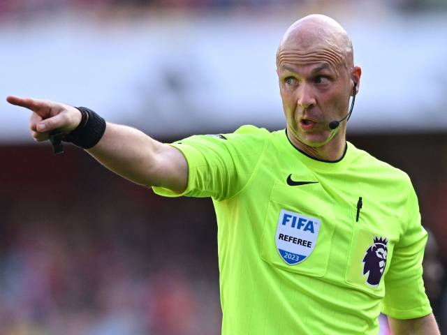 Anthony Taylor là một trong những trọng tài hàng đầu ở Anh lúc này.