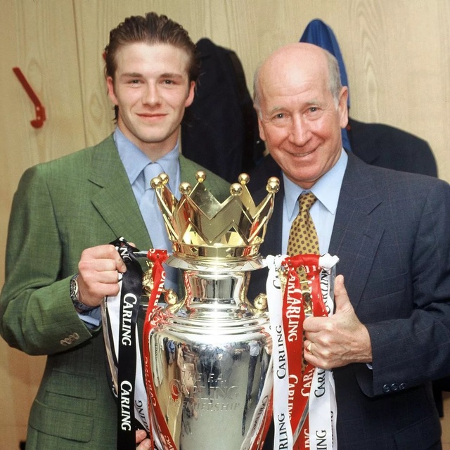 Bobby Charlton luôn theo sát Becks ở mọi giai đoạn quan trọng của cuộc đời