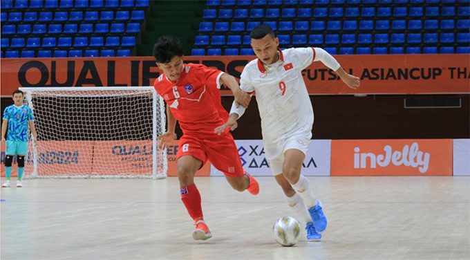 ĐT futsal Việt Nam (phải) đã giành vé dự VCK futsal châu Á 2024