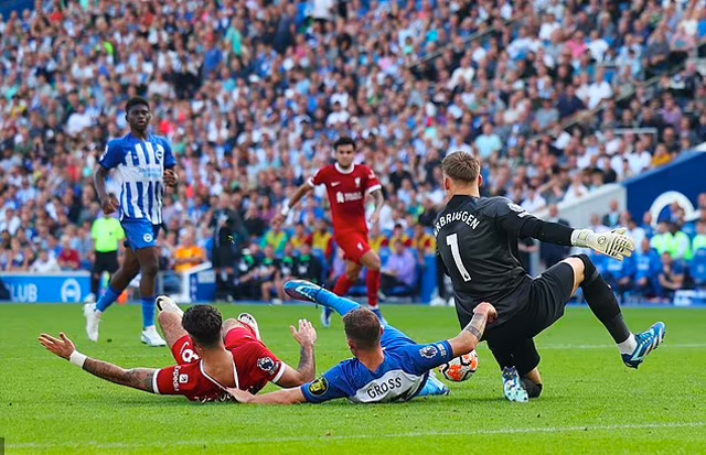 Klopp hài lòng với quyết định của trọng tài Anthony Taylor dù một số chuyên gia cho rằng Gross nên bị thẻ đỏ