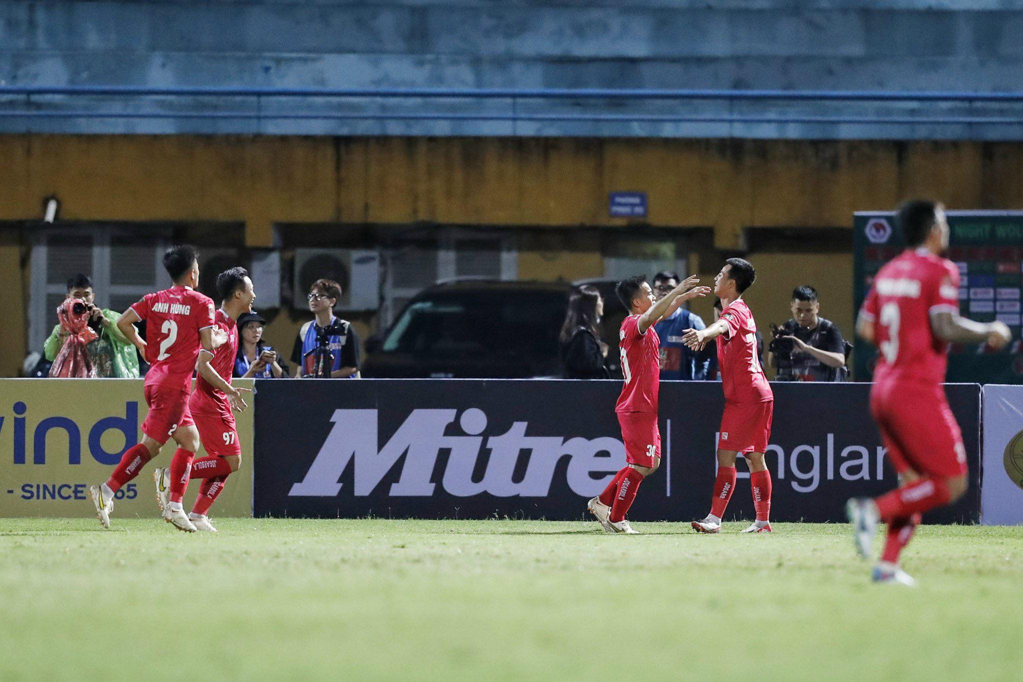 Hải Phòng gỡ hoà 2-2. Ảnh: Minh Tuấn