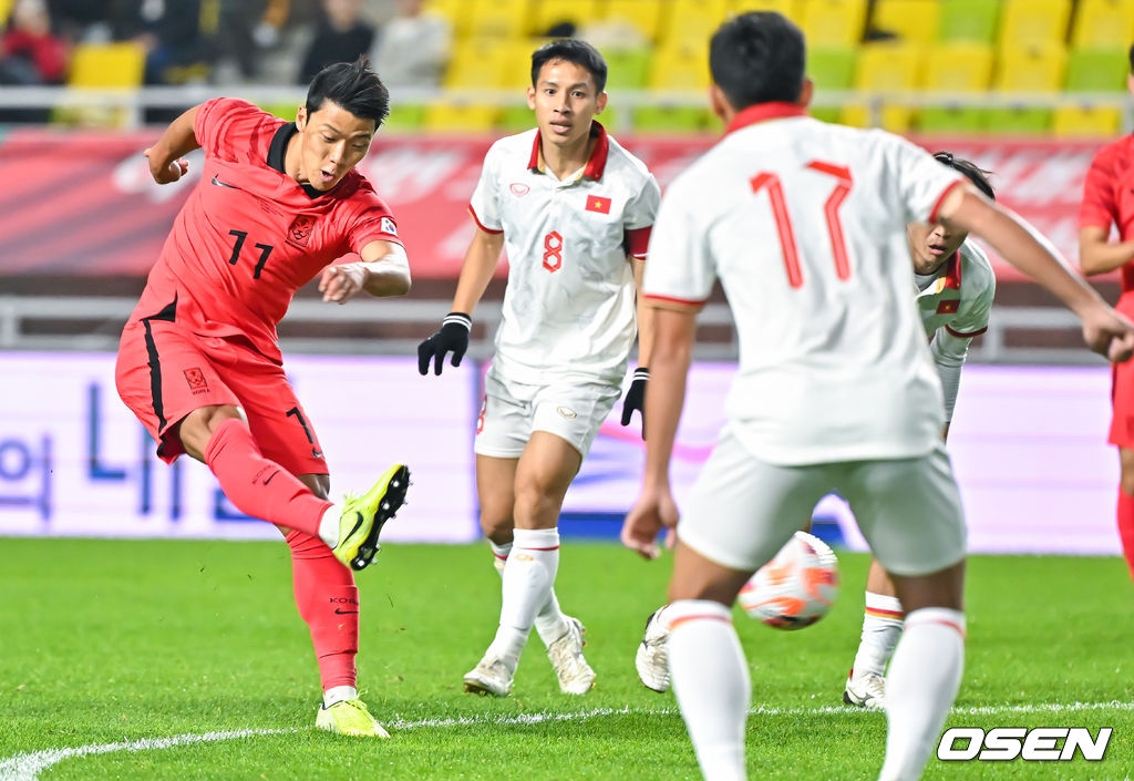 ĐT Việt Nam (áo trắng) đã sẵn sàng cho vòng loại thứ 2 World Cup.