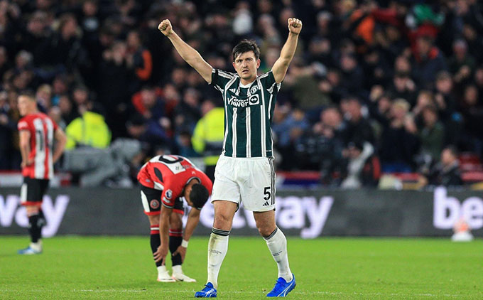 Ten Hag khen ngợi Maguire sau trận thắng nhọc Sheffield United