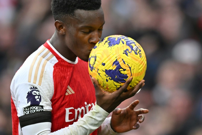 Eddie Nketiah hôn trái bóng sau khi hoàn tất cú hát-trick vào lưới Sheffield