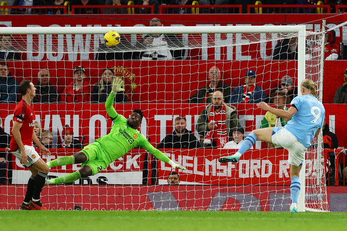 Onana đã hiểu cảm giác phải "gánh" MU của De Gea khi vất vả làm việc ở trận derby Manchester.