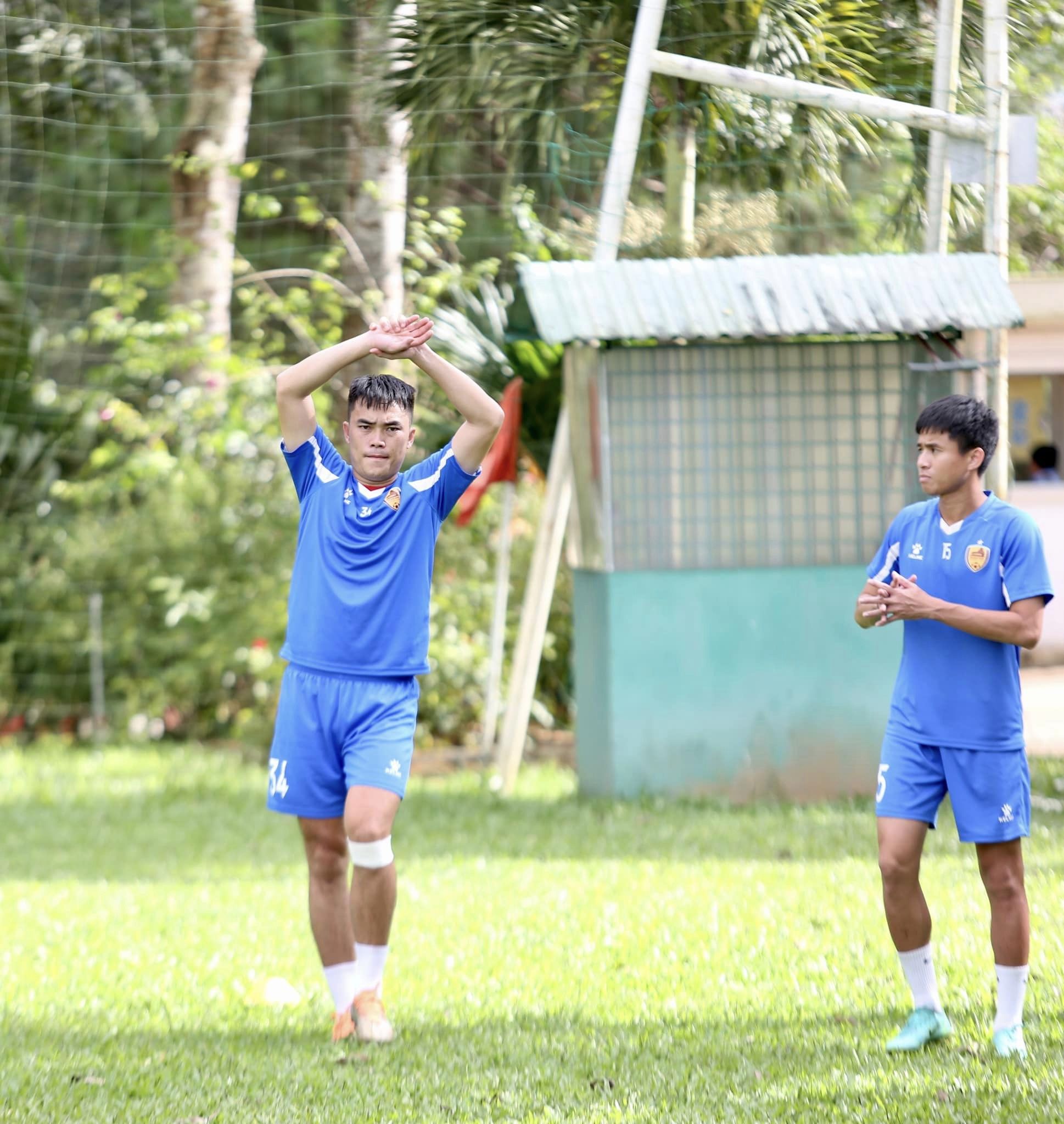 Phan Thanh Hậu (phải) trong màu áo Quảng Nam FC chuẩn bị mùa giải 2023/24 - Ảnh: QNFC