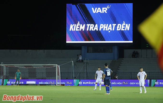 Tình huống tranh cãi trong vòng cấm địa HAGL ở phút 77 xảy ra. Khi đó, tổ trọng tài chính và trọng tài trong phòng VAR đã có những sự trao đổi về khả năng trung vệ Diakite bên phía HAGL đã để bóng chạm tay trong nỗ lực ngăn cản pha dứt điểm của cầu thủ Hải Phòng.