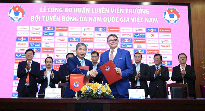 VFF ký hợp đồng với HLV Philippe Troussier với hy vọng hiện thực hóa giấc mơ World Cup 2026 - Ảnh: VFF