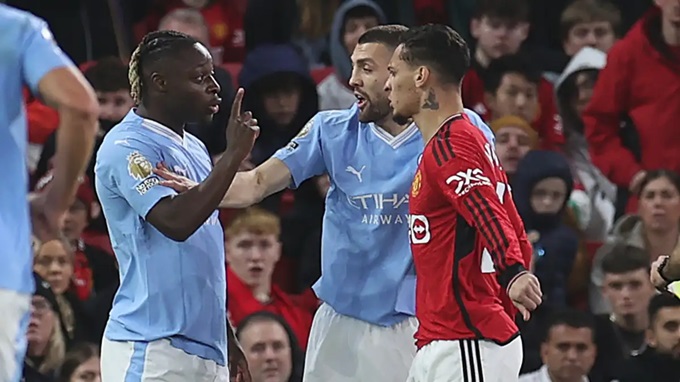 Antony gây sự với Doku ở trận derby Manchester.