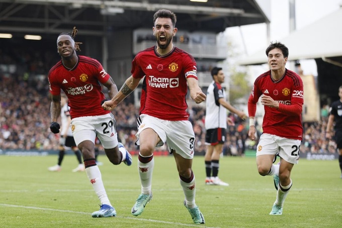 Fernandes (giữa) ăn mừng sau khi ghi bàn thắng giúp MU giành 3 điểm trước Fulham