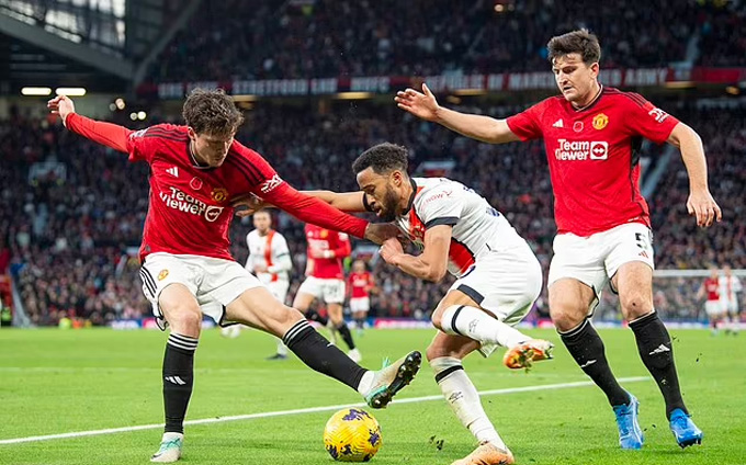 Varane lúc này thậm chí còn dự bị cho cả Lindelof và Maguire