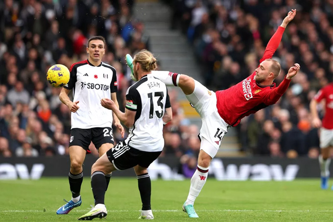 Eriksen quá chậm và yếu để tranh chấp khi đá lùi sâu nhất nơi hàng tiền vệ