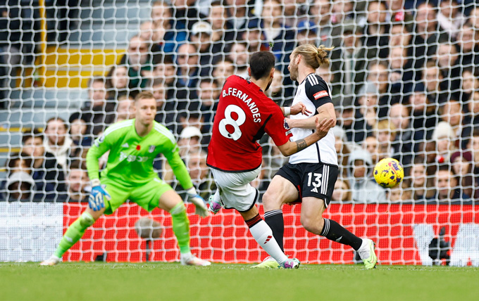 Fernandes ghi bàn duy nhất trong trận gặp Fulham ở phút 90'+1