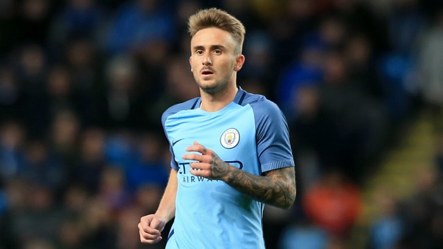 Aleix Garcia nhạt nhòa trong màu áo Man City.